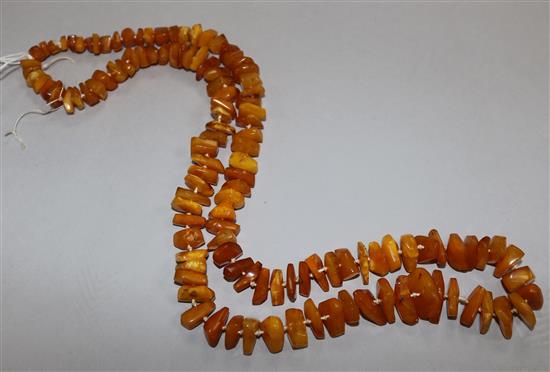 A single strand jagged amber bead necklace, 76cm.